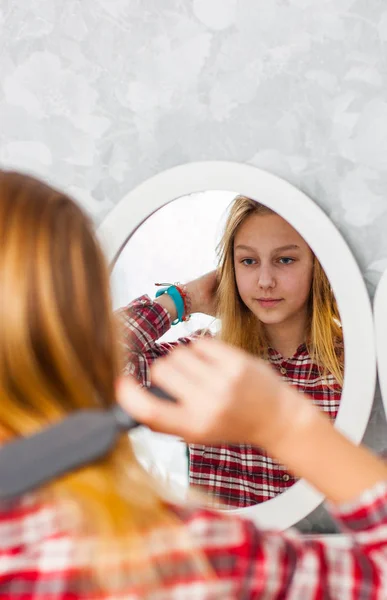 Portrait Jeune Adolescente Aux Cheveux Longs Peignant Ses Cheveux Devant — Photo