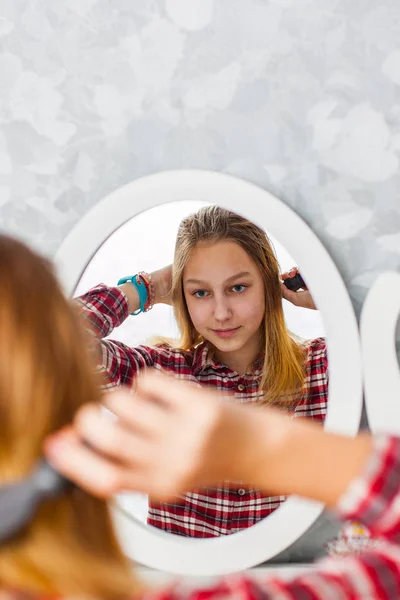 Портрет Девочки Подростка Длинными Волосами Расчесывающей Волосы Перед Зеркалом — стоковое фото