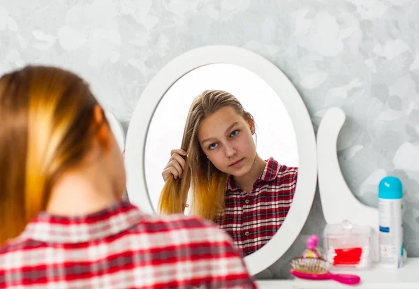 Portrait Jeune Adolescente Aux Cheveux Longs Peignant Ses Cheveux Devant — Photo