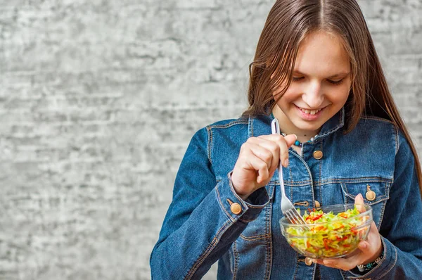 Jovem Adolescente Morena Menina Com Cabelos Longos Comendo Salada Legumes — Fotografia de Stock