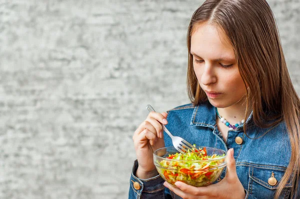 Jovem Adolescente Morena Menina Com Cabelos Longos Comendo Salada Legumes — Fotografia de Stock