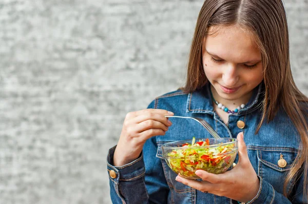 Jovem Adolescente Morena Menina Com Cabelos Longos Comendo Salada Legumes — Fotografia de Stock