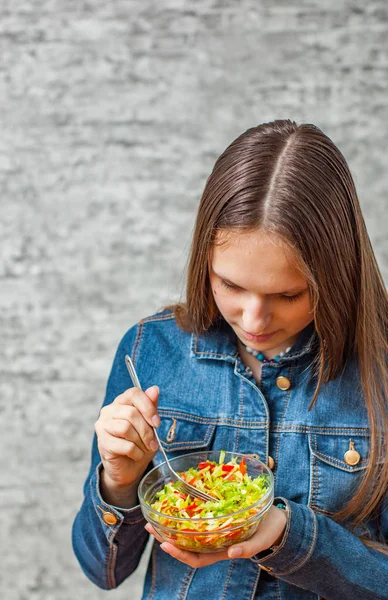 Jovem Adolescente Morena Menina Com Cabelos Longos Comendo Salada Legumes — Fotografia de Stock