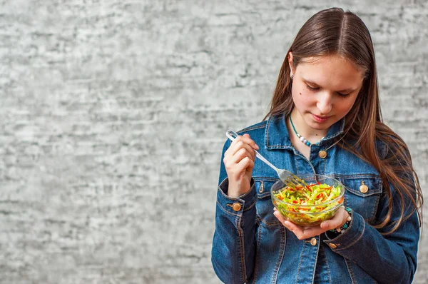 Mladá Teenager Brunetka Dlouhými Vlasy Požívající Zelenou Zeleninu Salát Šedé — Stock fotografie
