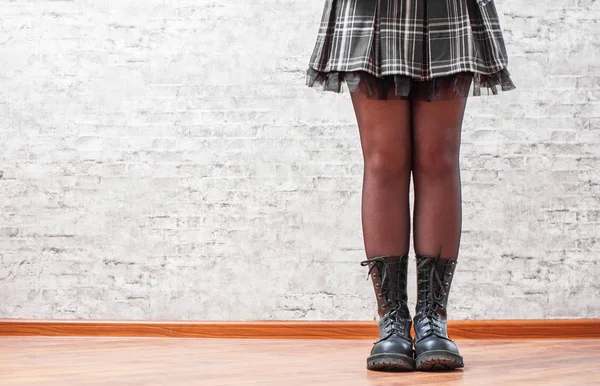 Junge Frauenbeine Schwarzen Lederstiefeln Auf Holzboden Und Grauem Wandhintergrund Mit — Stockfoto