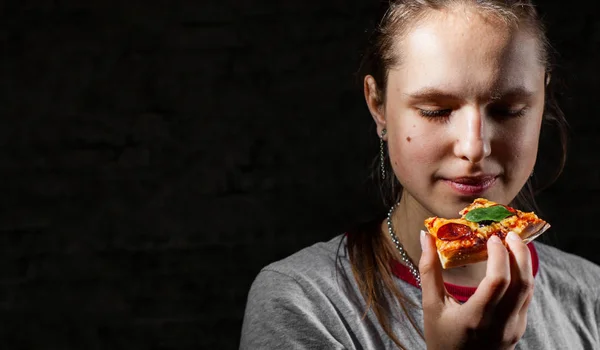 Portrét Mladé Teenagersky Brunetní Dívky Dlouhými Vlasy Pojídáním Pizzy Tmavé — Stock fotografie