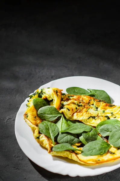 Omelette Aux Épinards Plaque Blanche Sur Fond Ardoise Noire Gris — Photo