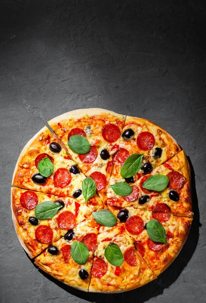 Pizza Pepperoni Con Queso Mozzarella Salami Oliva Pimienta Especias Espinacas — Foto de Stock