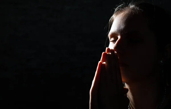 Retrato Mulher Jovem Rezando Fundo Escuro — Fotografia de Stock