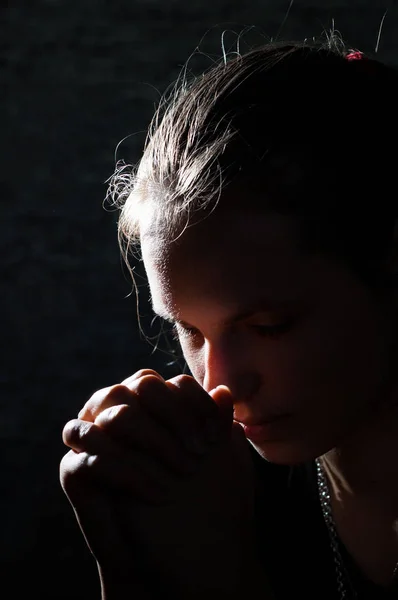 Modlící Mladá Žena Portrét Tmavém Pozadí — Stock fotografie