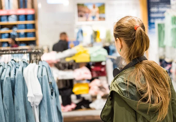 Teenagermädchen Kauft Kleidung Bekleidungsgeschäft Eines Einkaufszentrums — Stockfoto