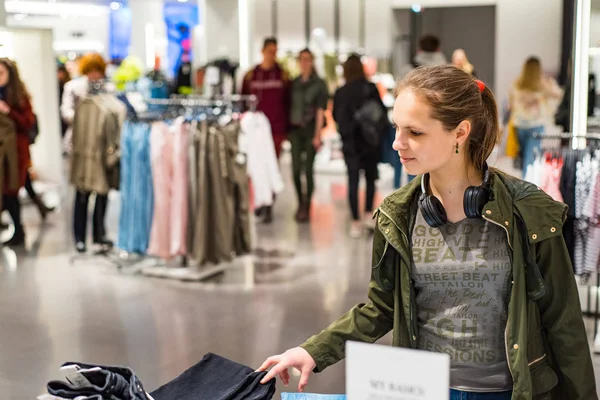 Adolescente Menina Compras Para Roupas Dentro Loja Roupas Shopping Center — Fotografia de Stock