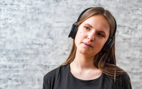 Retrato Jovem Adolescente Morena Com Cabelos Longos Ouvindo Música Fones — Fotografia de Stock