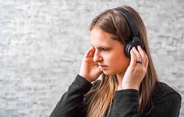 Portrait Jeune Fille Brune Adolescente Aux Cheveux Longs Écoutant Musique — Photo