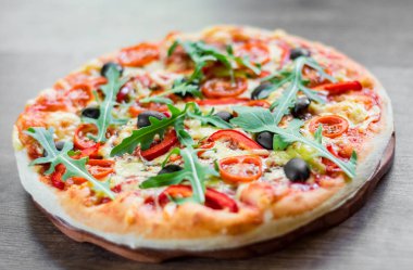 Pizza Margherita veya Mozzarella peyniri, domates, zeytin ile Margarita. Ahşap arka plan üzerinde İtalyan pizza