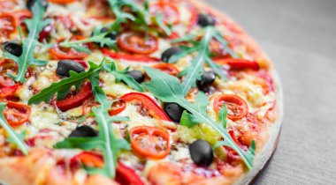 Pizza Margherita veya Mozzarella peyniri, domates, zeytin ile Margarita. Ahşap arka plan üzerinde İtalyan pizza