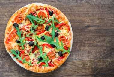 Pizza Margherita veya Mozzarella peyniri, domates, zeytin ile Margarita. Ahşap arka plan üzerinde İtalyan pizza