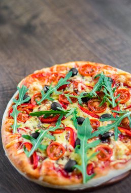 Pizza Margherita veya Mozzarella peyniri, domates, zeytin ile Margarita. Ahşap arka plan üzerinde İtalyan pizza