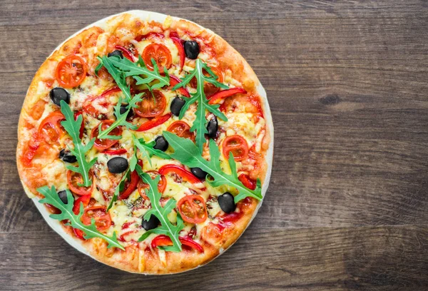 Pizza Margherita veya Mozzarella peyniri, domates, zeytin ile Margarita. Ahşap arka plan üzerinde İtalyan pizza