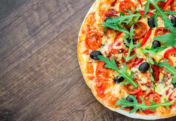 Pizza Margherita veya Mozzarella peyniri, domates, zeytin ile Margarita. Ahşap arka plan üzerinde İtalyan pizza