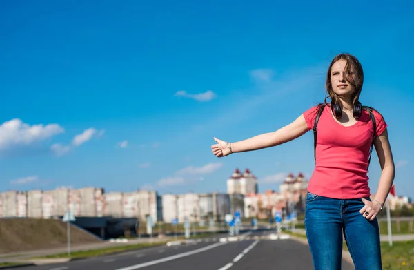 Young Teenager Brunette Girl Coral Shirt Long Hair Hitchhiking Roadside — Stock Photo, Image