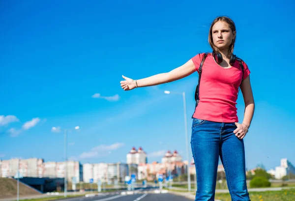 Mercan Tişörtlü Uzun Saçlı Yol Kenarında Otostop Çeken Esmer Genç — Stok fotoğraf