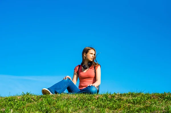 Young Teenager Brunette Girl Coral Shirt Long Hair Sit Grass — ストック写真