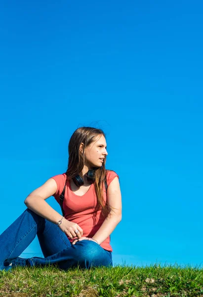 Młoda Nastolatka Brunetka Dziewczyna Koral Shirt Długimi Włosami Siedzieć Trawie — Zdjęcie stockowe