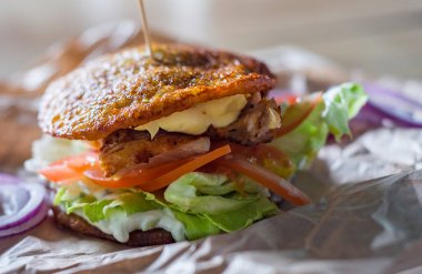 et, peynir, sebze ve sos ile patates krep