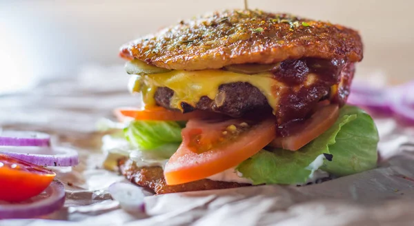 Aardappel Pannenkoeken Met Vlees Kaas Groenten Saus — Stockfoto