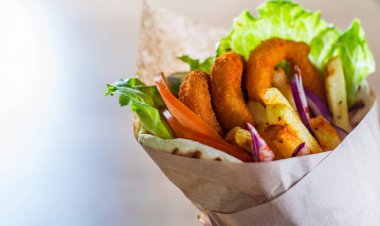 kızarmış kalamar halkaları ile yunan gyros ekmekli, tzatziki sos, sebze, beyaz peynir ve patates kızartması