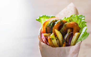 kızarmış kalamar halkaları ile yunan gyros ekmekli, tzatziki sos, sebze, beyaz peynir ve patates kızartması