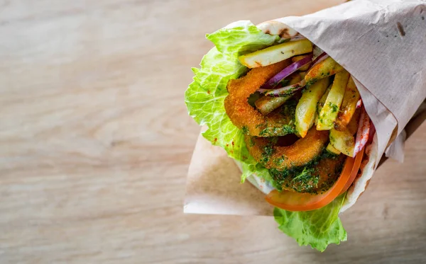 kızarmış kalamar halkaları ile yunan gyros ekmekli, tzatziki sos, sebze, beyaz peynir ve patates kızartması