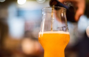 barda cam içine şişeden bira dökme