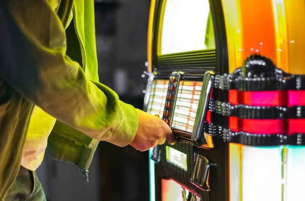 Mão Masculina Apertando Botões Para Reproduzir Música Velho Jukebox Selecionando — Fotografia de Stock