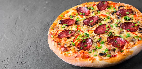 Pepperoni Pizza Con Queso Mozzarella Salami Pimienta Especias Champiñones Pizza — Foto de Stock