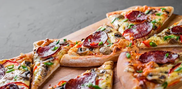 Пицца Пепперони Сыром Моцарелла Салями Перец Специи Грибы Итальянская Пицца — стоковое фото