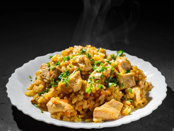 Pechuga Pollo Con Arroz Verduras Plato Blanco Sobre Fondo Negro —  Fotos de Stock