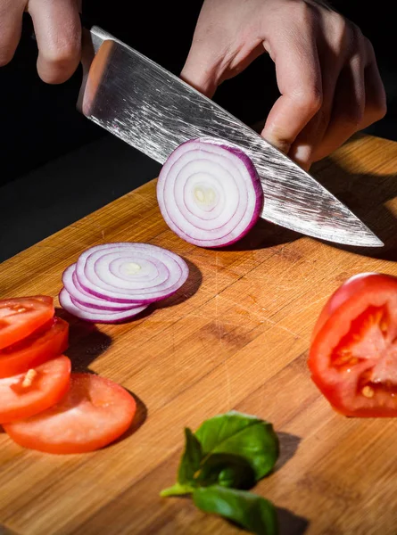 Chefs Mains Hacher Oignon Sur Une Planche Bois — Photo