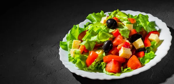 Friss Zöldség Saláta Salátával Olíva Bors Paradicsom Sajt Fehér Lemez — Stock Fotó