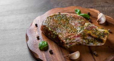 Çiğ domuz filetosu salamura edilmiş et bifteği ahşap masa arkasında bbq için
