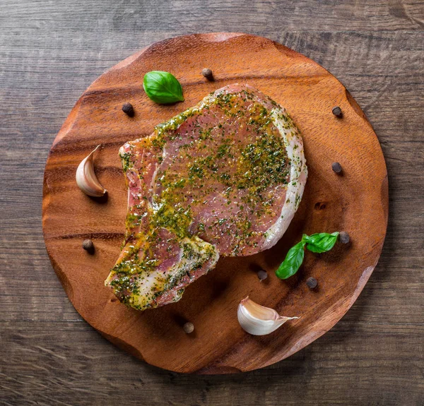 生猪排骨腌肉牛排 木制桌子背景下的牛肉块 — 图库照片