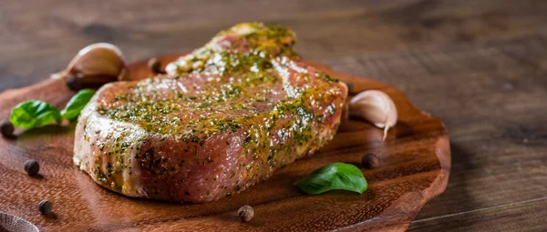 Surowe Kotlety Schabowe Marynowane Mięso Steak Bbq Drewnianym Tle Stołu — Zdjęcie stockowe