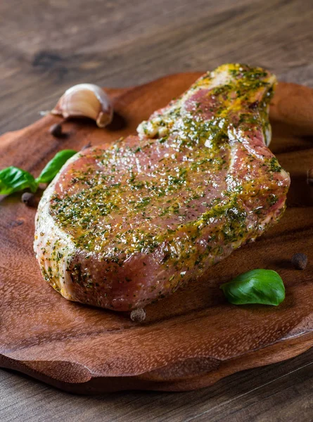 Chuletas Lomo Cerdo Crudo Carne Marinada Filete Para Barbacoa Sobre — Foto de Stock