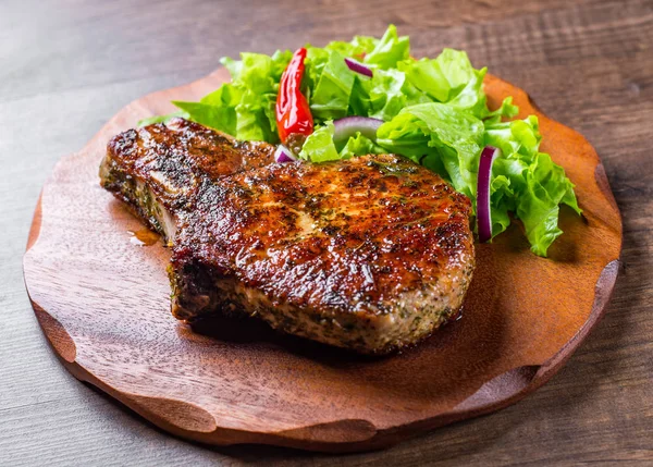 Vepřová Bedna Marinovaná Maso Steak Zeleninovou Slad Dřevěné Pozadí Stolu — Stock fotografie