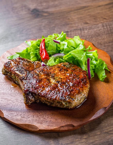 Chuletas Lomo Cerdo Carne Marinada Filete Con Verduras Slad Sobre — Foto de Stock