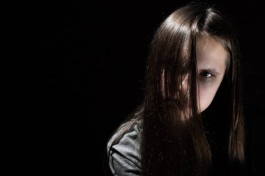 kopya alanı ile siyah bir arka plan üzerinde Gotik tarzında uzun saçlı genç genç esmer kız portresi