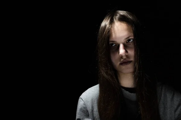 Retrato Joven Adolescente Morena Con Pelo Largo Estilo Gótico Sobre —  Fotos de Stock