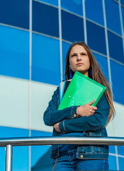 Ritorno Scuola Studentessa Adolescente Possesso Libri Taccuini Ritratto All Aperto — Foto Stock