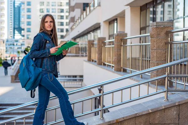 Regreso Escuela Adolescente Estudiante Sosteniendo Libros Cuadernos Con Mochila Retrato —  Fotos de Stock